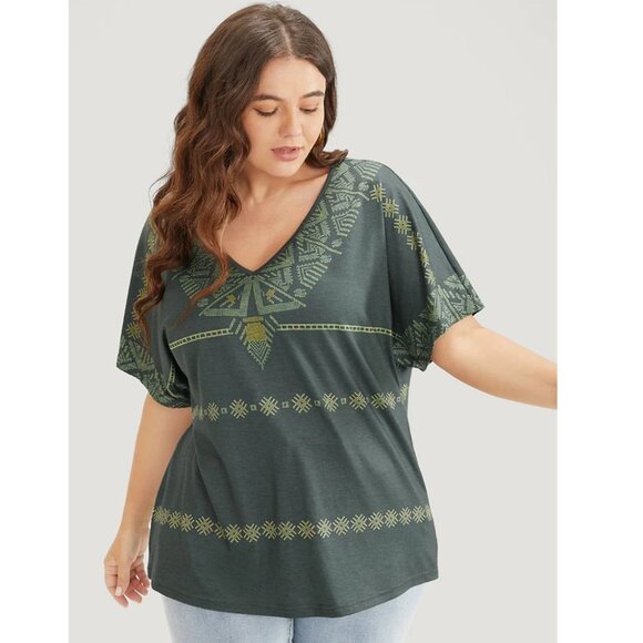 NWT BloomChic Army Green Geometric Print Dolman Sleeve V Neck T-Shirt Size 30/6X - Picture 2 of 7